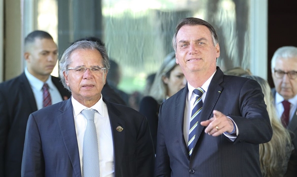 O presidente da República, Jair Bolsonaro, e o ministro da Economia, Paulo Guedes (6.mai.2019) (Foto: Fabio Rodrigues Pozzebom/Agência Brasil)