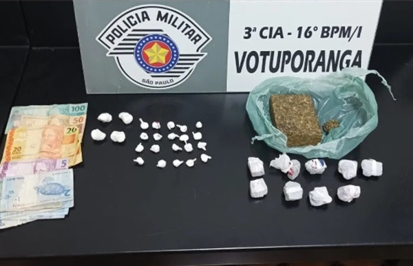 Com o adolescente os militares encontraram um tijolo de maconha, porções de maconha e cocaína (Foto: Divulgação/PM)