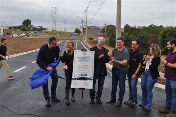 Ao lado de convidados e autoridades locais, o prefeito Jorge Seba realizou a entrega do prolongamento da Mário Pozzobon (Foto: A Cidade)