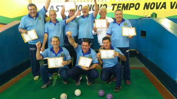 Os atletas da bocha de Votuporanga com seus certificados; secretário aguarda medalhas