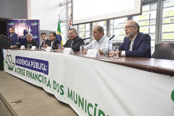 Audiência Pública promovida pelo deputado Carlão Pignatari reuniu dezenas de prefeitos para discutir na quinta-feira (19) a crise dos municípios (Foto: Assessoria)