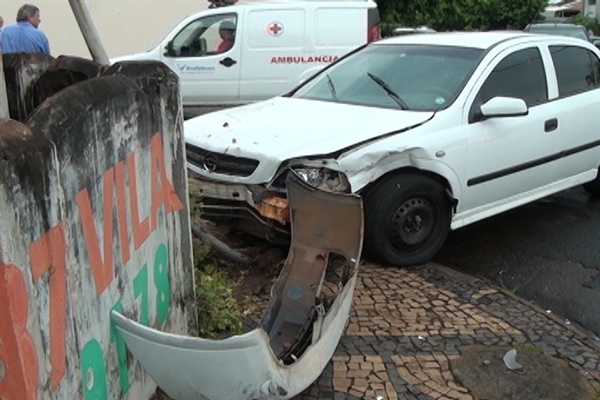 Duas pessoas ficam feridas em forte colisão na rua Mato Grosso