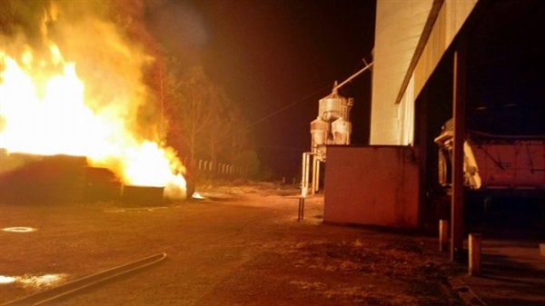 Incêndio atinge depósito de madeira em silo