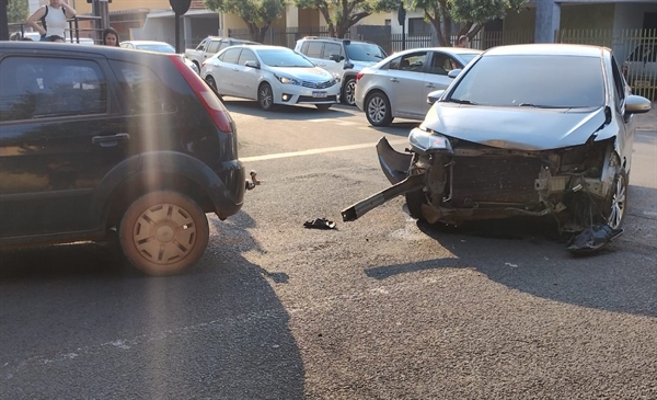 O choque foi entre um Ford Fiesta e um Honda Fit (Foto: Coloboração)