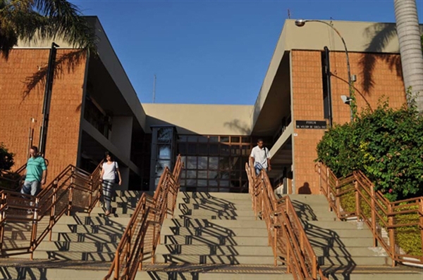 Motoqueiro que roubou R$ 400 de açougue pega 6 anos do fechado - 