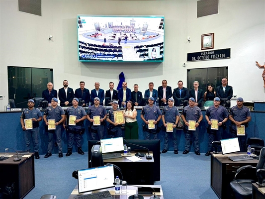 Policiais militares foram homenageados na Câmara pela ação que prendeu três traficantes e apreendeu 62kg de drogas (Foto: Assessoria)
