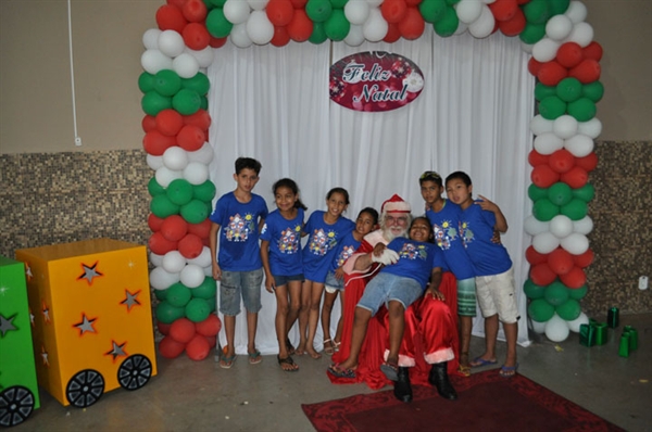 Papai Noel visita crianças do Centro Espírita Caminho de Damasco