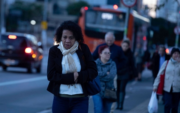 Pedestres tentam se proteger do frio registrado na manhã deste sábado (25) na cidade de São Paulo. Capital registrou 11,4ºC, a menor temperatura do ano, segundo o Inmet — (Foto: BRUNO ROCHA/FOTOARENA/ESTADÃO CONTEÚDO)