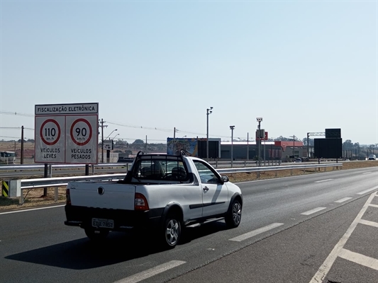 Os dois radares instalados na Rodovia Euclides da Cunha, nas proximidades do Posto Trevão, já estão em operação (Foto: A Cidade)