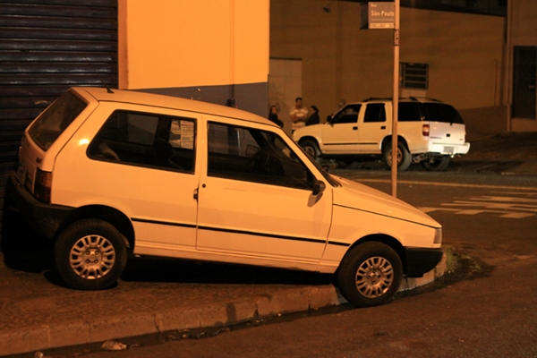 Após ser atingindo, o Uno rodou na via e subiu na calçada