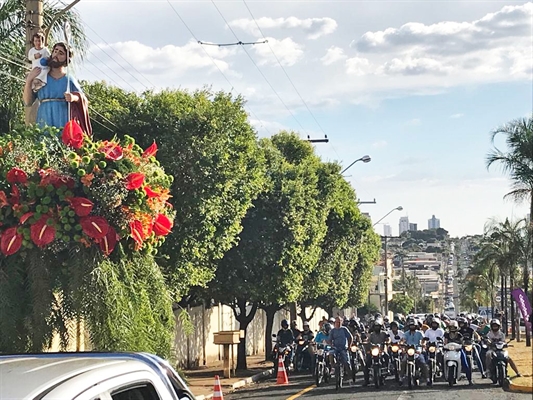 Veículos seguiram até a Paróquia São Cristóvão, localizada na avenida João Gonçalves Leite (Foto: A Cidade)