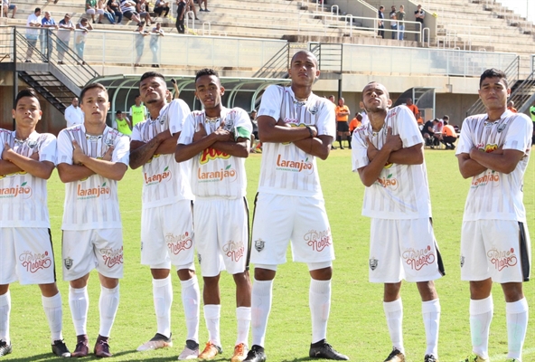 Jogadores de Votuporanga comemoram um dos gols da semifinal (Foto: Rafael Nascimento/CAV)