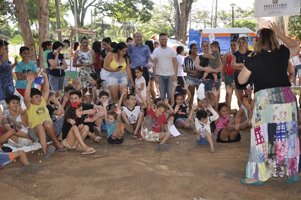 Foram oferecidas recreações com brinquedos infláveis, equipe de oficineiros, pipoca e algodão doce, além de lanches  (Foto: Prefeitura de Votuporanga)