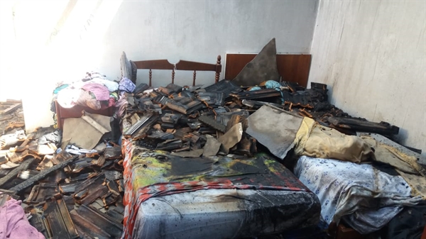 Uma casa localizada na rua Rio Solimões foi atingida pelas chamas na manhã desta quinta-feira (23) (Foto: A Cidade)