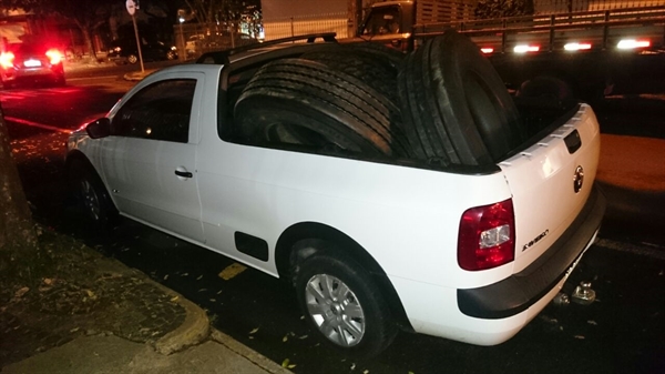 Com eles foram apreendidos pneus de caminhões, que eles adquiriram de forma ilegal (Foto: Divulgação/Polícia Civil)