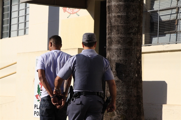 Duas pessoas são flagradas após tentativa de furto na residência de policial militar