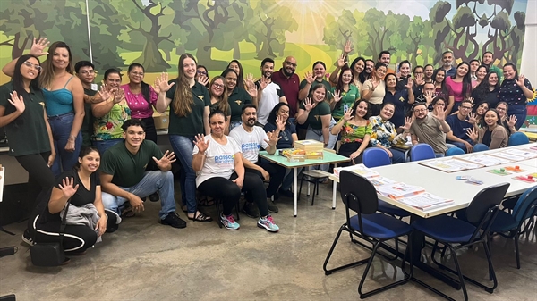 Acadêmicos e professores comemoram a conquista (Foto: Futura)