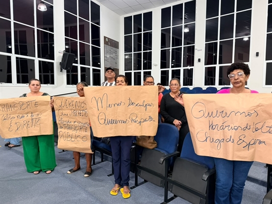  Manifestantes compareceram com cartazes demandando a volta dos horários de 2020 e transporte aos domingos e feriados   Foto: A Cidade