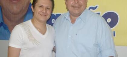 Carlão traz Gian e Giovani para comemorar vitória 