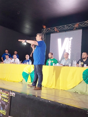 Palanque bolsonarista na visita de Tarcisio de Freitas a Votuporanga.  (Foto: A Cidade)