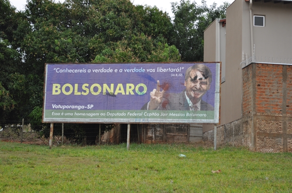 O outdoor está localizado na avenida Francisco Ramalho Mendonça, em frente ao Parque da Cultura(Foto: A Cidade)