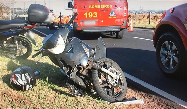 Moto ficou parcialmente destruída após acidente em Rio Preto — Foto: Reprodução/TV TEM