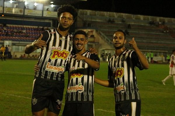 Bruno Baio, Léo Aquino e Léo Santos comemoram um dos gols da Votuporanguense (Foto: Rafael Nascimento/CAV)