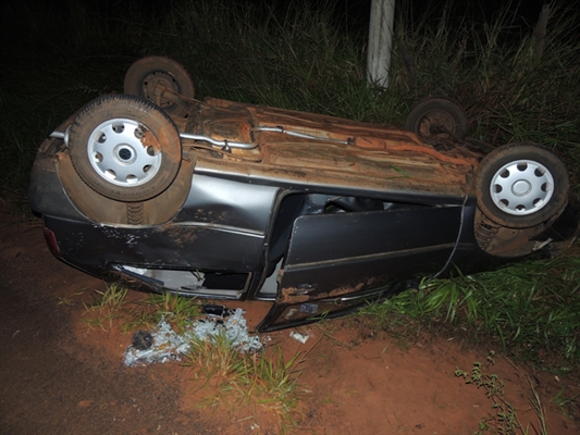 Carro capota no prolongamento da avenida Emílio Arroyo Hernandes