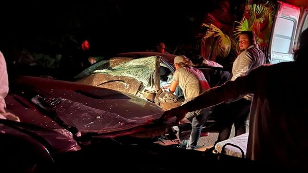 O fato ocorreu entre um caminhão, uma Toyota Hilux e um VW Voyage que estavam na estrada (Foto: Divulgação)