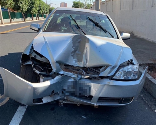 Criminosos bateram carro em poste na fuga em Rio Preto — Foto: André Modesto/TV TEM