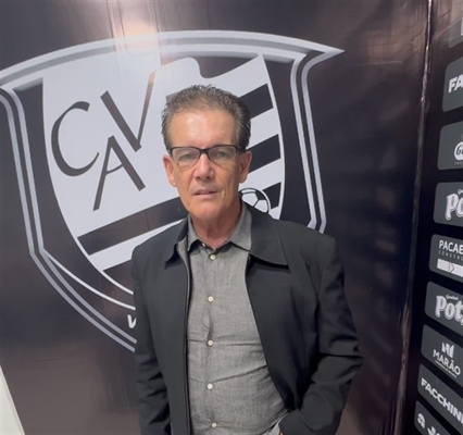 Paulo Roberto Santos, treinador da Votuporanga, não está preocupado com a média de idade do time (Foto: CAV)