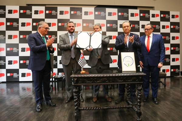 Assinatura do termo de parceria com o Instituto Brasileiro de Aviação no Palácio dos Bandeirantes  (Foto: Portal do Governo)