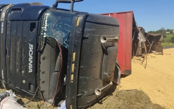 O veículo perdeu o controle e tombou no acostamento, no sentido contrário da rodovia, fazendo com que a carga de soja caísse da carroceria e atingisse três ciclistas (Foto: Arquivo pessoal)