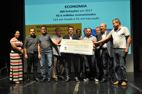 Economia: na manhã de ontem, os vereadores entregaram um cheque simbólico no valor de R$ 1 milhão para a Prefeitura (Foto: Divulgação)