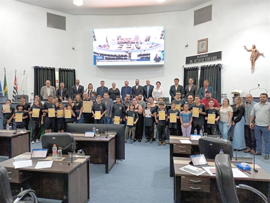 A iniciativa tem como objetivo ensinar crianças e adolescentes sobre coragem, respeito, comprometimento, responsabilidade, civismo e hierarquia (Foto: Divulgação)