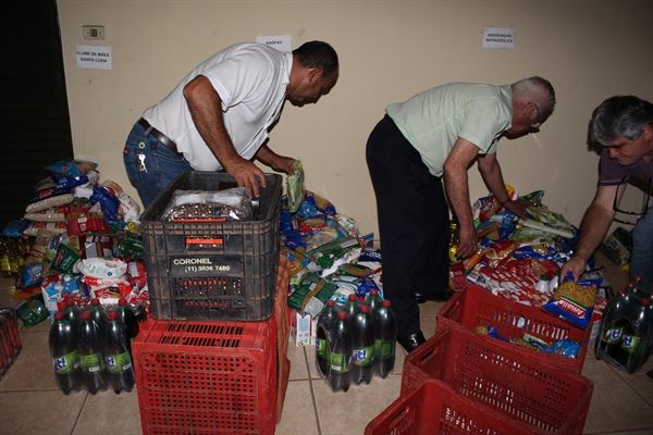 Fisav Rodeio Show arrecada 1 tonelada de alimentos