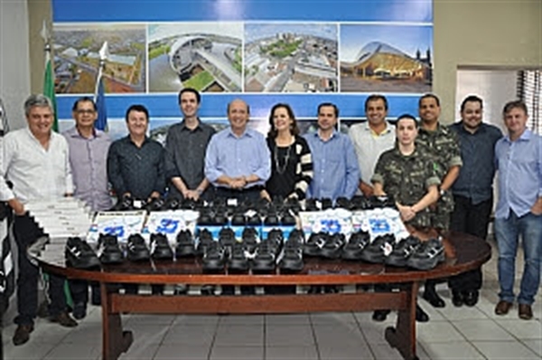 Projeto Soldado Mirim recebe doação de 50 pares de tênis