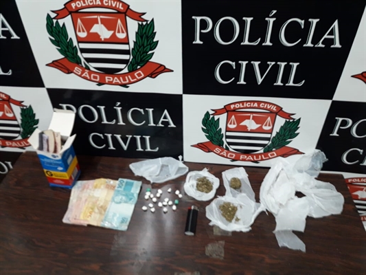 Com eles foram apreendidos drogas, dinheiro e material para a embalagem dos entorpecentes (Foto: Divulgação/Polícia Civil)