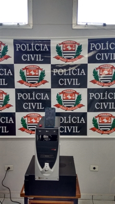 A operação está na terceira fase e em Votuporanga duas pessoas foram presas, além de equipamentos informáticos (Foto: Polícia Civil)