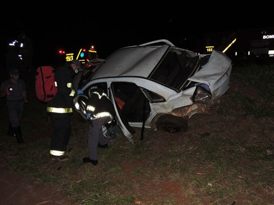Quatro pessoas ficam feridas em capotamento