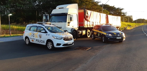 Policiais Rodoviários apreenderam carga de 500 mil maços de cigarros contrabandeados em Rio Preto (SP) na manhã desta quarta-feira (27). (Foto: Reprodução/ G1/ Polícia Rodoviária Federal)