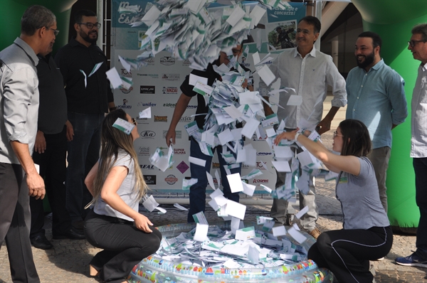 Mais de 100 mil cupons foram distribuídos, segundo a ACV, durante a Campanha especial do Dia dos Pais no comércio  (Foto: A Cidade)