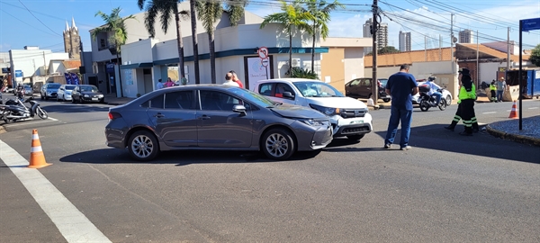Batida acionou os airbags de um dos carros   Foto: A Cidade