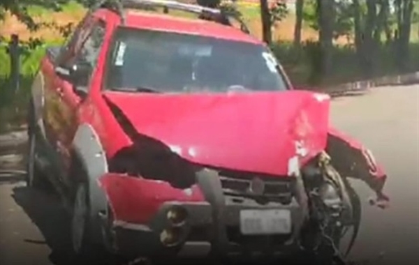  Um acidente envolvendo um veículo que bateu contra uma árvore na marginal da rodovia Euclides da Cunha (Foto: Divulgação)