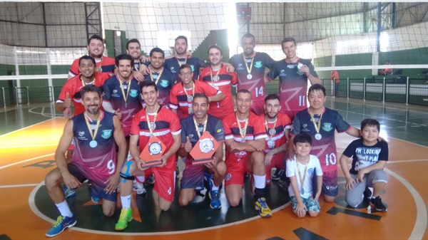 Equipe masculina de vôlei do Assary conquistou título regional em Rio Preto (Foto: Divulgação)