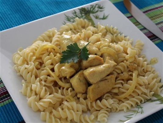 Macarronada ao molho branco  com cubos de frango