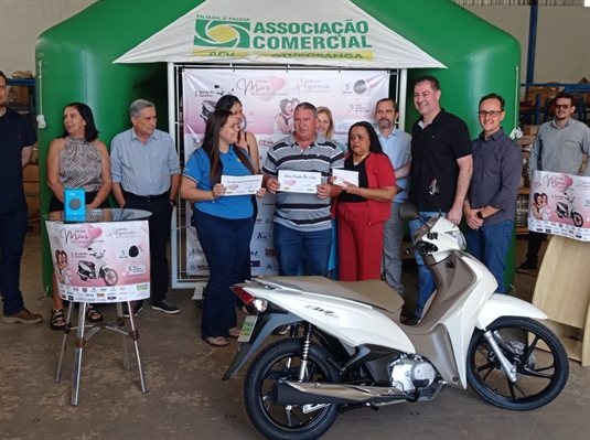 O motorista Aparecido Pestana ganhou uma Honda Biz zero quilômetro  (Foto: A Cidade)