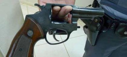 PM prende homens com revólver após confusão