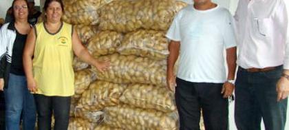 Conab doa leite em pó e batata para entidades