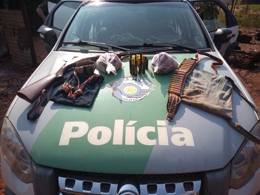 Os policiais ambientais apreenderam uma espingarda, diversos cartuchos de calibre diferentes e carne de capivara (Foto: Divulgação/Polícia Ambiental)